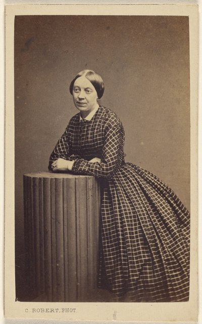 [امرأة مجهولة الهوية تتكئ على عمود وهمي] بواسطة ج. روبرت