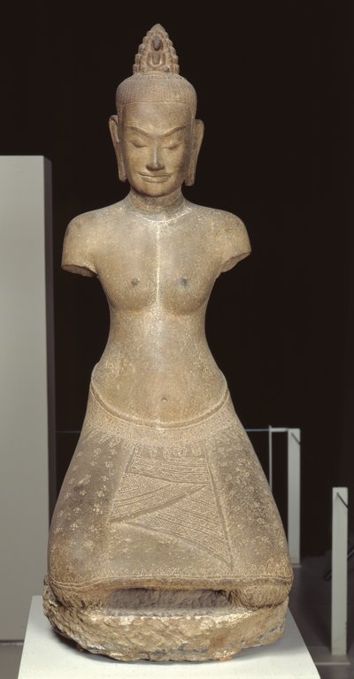 تمثال Jayarajadevi تحت ستار الإله البوذي تارا أو Prajnaparamita (الحجر الرملي) بواسطة المدرسة الكمبودية