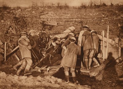 مدفعية كندية تضع مدفعًا في موقعه، الحرب العالمية الأولى (صورة بالأبيض والأسود) بواسطة مصور كندي