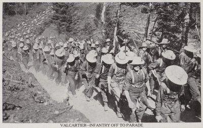 فال كارتييه-المشاة إلى العرض العسكري عام 1915 (صورة فوتوغرافية بالأبيض والأسود) بواسطة مصور كندي