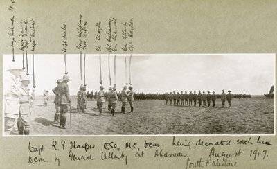 الجنرال اللنبي يزين الكابتن هاربر مع DCM في حفل أقيم في عبسان ، جنوب فلسطين ، أغسطس 1917 بواسطة كابتن. آرثر رودس