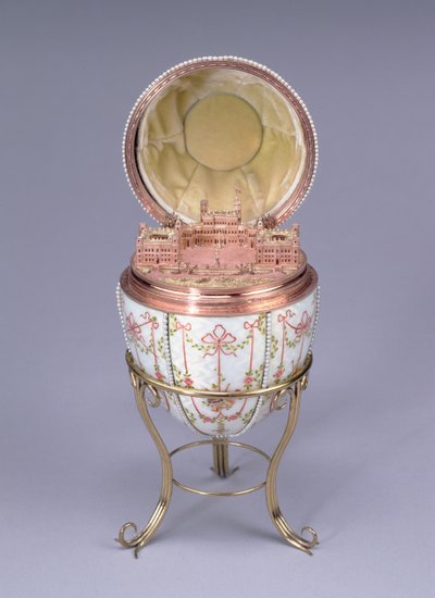 Gatchina Palace Egg ، من صنع ميخائيل بيرخين (fl.1884-1903) 1901 (ذهب ، مينا en plein و لآلئ البذور) بواسطة كارل فابيرج