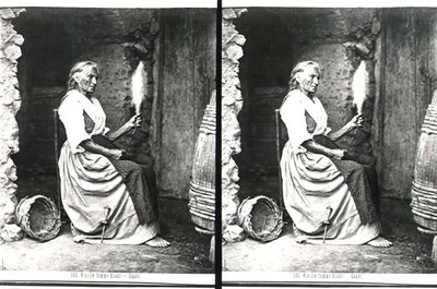 امرأة عجوز تدور ، كابري ، حوالي 1865 (b / w photo) بواسطة كارلو نايا