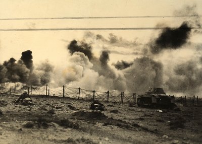 الحرب العالمية الثانية: الجنود الألمان يتقدمون نحو الخطوط البريطانية في طبرش ، ليبيا (b / w photo) بواسطة كارلو سالفاتوري