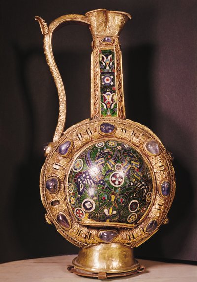 إبريق الماء من Charlemagnes (مينا ذهب ومصوغة بطريقة cloisonne) بواسطة Carolingian School