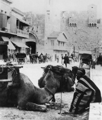بالقرب من باب يافا ، القدس ، 1927 - 1931 بواسطة كافاندرز المحدودة