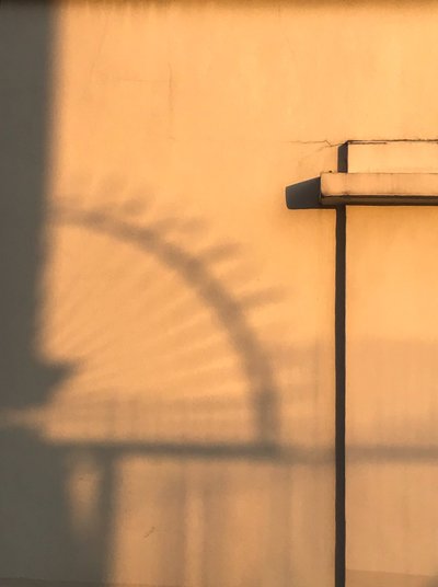 التكوين - الهندسة المعمارية - الظلال، 2019 (صورة فوتوغرافية) بواسطة سيسيل جاميت