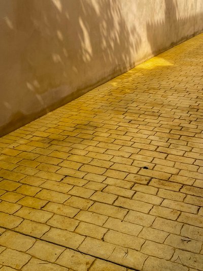 التركيب - الأرصفة والظلال، 2022 (صورة فوتوغرافية) بواسطة سيسيل جاميت