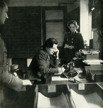 غرفة استخبارات المحطة ، c1943. بواسطة سيسيل بيتون
