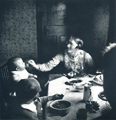 عشاء ساخن لطيف ، 1941 بواسطة سيسيل بيتون