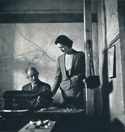 العمل هنا ، 1941 بواسطة سيسيل بيتون