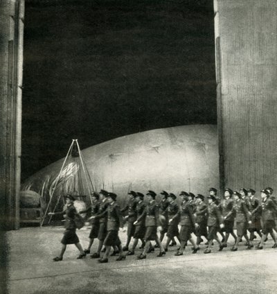 في مركز بالون ، c1943. بواسطة سيسيل بيتون
