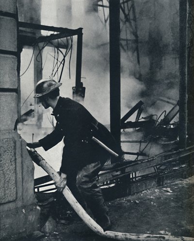 إطفائي ، 1941 بواسطة سيسيل بيتون