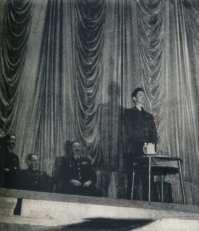 الرحلة Lt. J.Nicholson ، VC ، تشدد على أهمية الانضباط للكاديت ، 1941 بواسطة سيسيل بيتون