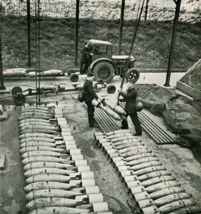 الاستعداد للغارة ، c1943. بواسطة سيسيل بيتون