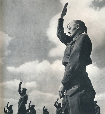 يد الجيش ، 1941 بواسطة سيسيل بيتون