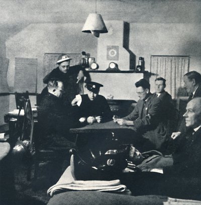 مشاهدة ليلية: فرقة Fire Relaxs ، 1941 بواسطة سيسيل بيتون