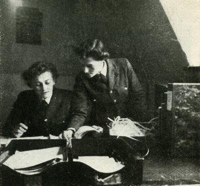 في واجب الإشارات ، c1943. بواسطة سيسيل بيتون
