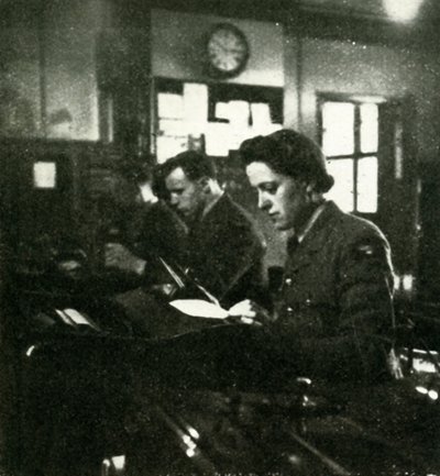 في واجب الإشارات ، c1943. بواسطة سيسيل بيتون