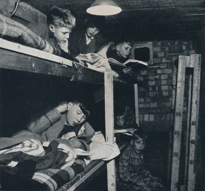 سكن طلاب المدرسة ، 1941 بواسطة سيسيل بيتون