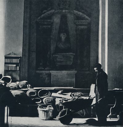 سانت ماري لو بو بعد الغارة الأولى. تم تدميره الآن ، 1941 بواسطة سيسيل بيتون
