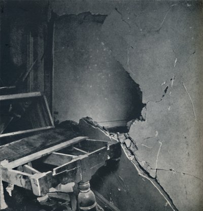 يستقر الغبار ، 1941 بواسطة سيسيل بيتون