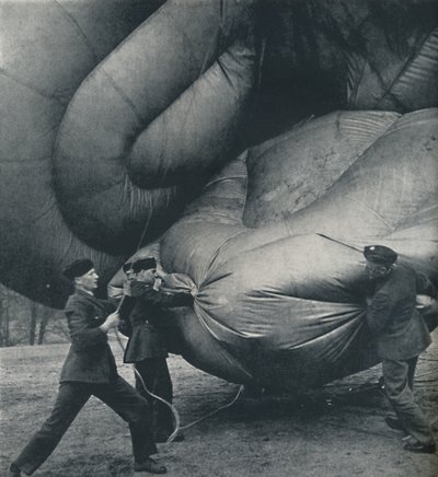 يتقن الوحش ، 1941 بواسطة سيسيل بيتون