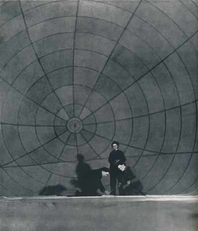 شبكة الويب تعمل على بالون ، 1941 بواسطة سيسيل بيتون