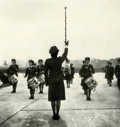 فرقة WAAF على موكب ، c1943. بواسطة سيسيل بيتون