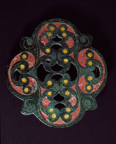 Celtic art: pierced bronze plate with encrustation of enamel. 1st century AD. From Paillard (Oise). Breteuil, archeological museum بواسطة سلتيك