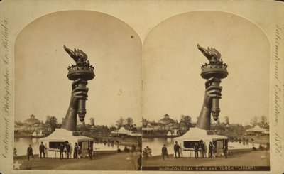 يد ضخمة وشعلة "ليبرتي" معروضة في معرض فيلادلفيا المئوية ، 1876 بواسطة شركة المئوية للصور الفوتوغرافية