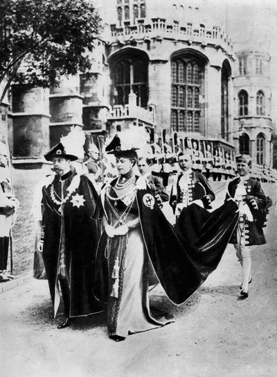 الملك جورج الخامس والملكة ماري في أردية فرسان الرباط ، وندسور ، 1937. بواسطة الصحافة المركزية