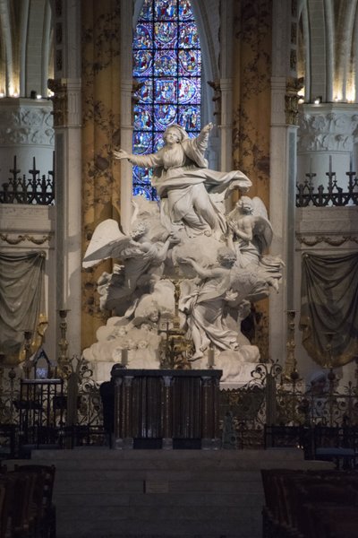 Inside view of the Cathedral of Chartres, the Master Altar (sculpture by Charles Antoine Bridan the Assumption بواسطة تشارلز أنطوان بريدان