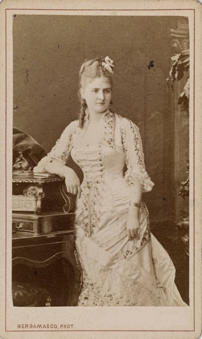صورة لمغنية الأوبرا كارولين سالا كارولين لويز دي سيبتافو ، ج. 1880. بواسطة تشارلز برجاماسكو