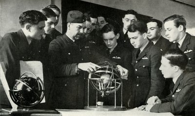 أفراد سلاح الجو الملكي البريطاني يتعلمون الملاحة خلال الحرب العالمية الثانية ، 1941. بواسطة تشارلز براون