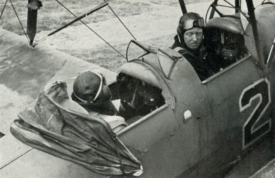 تعلم طيار سلاح الجو الملكي البريطاني الطيران خلال الحرب العالمية الثانية ، 1941. بواسطة تشارلز براون