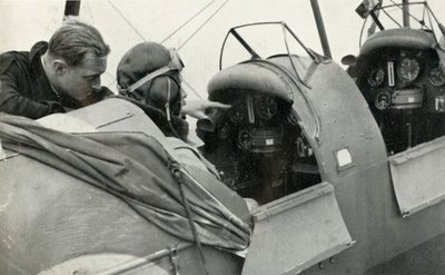 تعلم طيار سلاح الجو الملكي البريطاني الطيران خلال الحرب العالمية الثانية ، 1941. بواسطة تشارلز براون