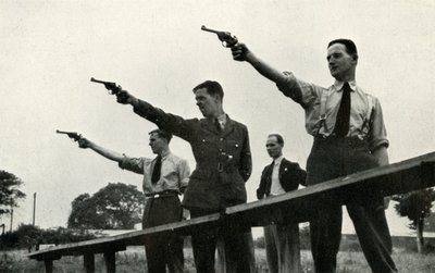 ممارسة المسدس في مدرسة تدريب الطيران الابتدائية ، 1941. بواسطة تشارلز براون