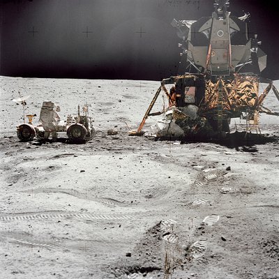 Apollo 16 Lunar Module Orion على سطح القمر ، 21 أبريل 1972. بواسطة تشارلز ديوك