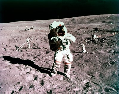 رائد الفضاء جون يونغ على سطح القمر ، مهمة أبولو 16 ، 21 أبريل 1972. بواسطة تشارلز ديوك
