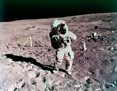 رائد الفضاء جون يونغ على سطح القمر ، مهمة أبولو 16 ، أبريل 1972. بواسطة تشارلز ديوك