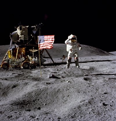 جون يونغ على سطح القمر ، 1972. بواسطة تشارلز ديوك