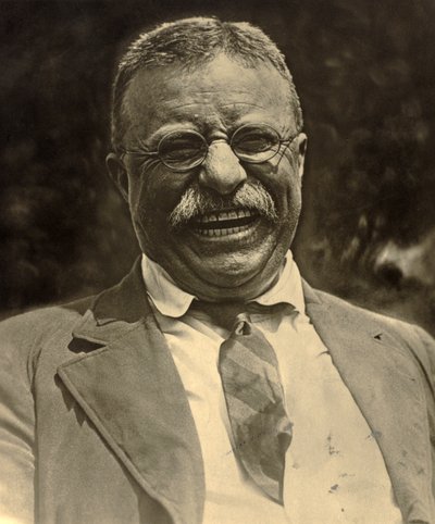 ثيودور روزفلت يضحك ، حوالي عام 1910 (صورة بالأبيض والأسود) بواسطة تشارلز دوبريز