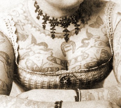 صورة مقرّبة لصدر آني هوارد ، 1898 (صورة الخزانة) بواسطة تشارلز ايزنمان