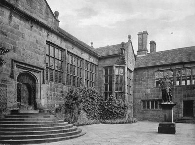 The Hall, Inner Quadrangle and Statue of William of Orange in Lead (b/w photo) بواسطة تشارلز لاثام