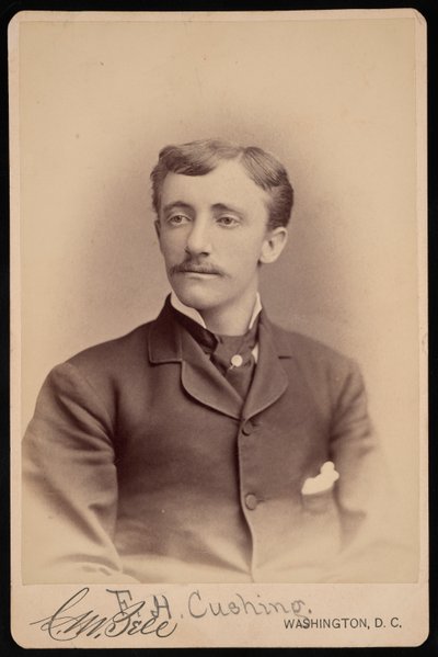 صورة لفرانك هاميلتون كوشينغ 1857-1900 ، قبل 1893. بواسطة تشارلز ميلتون بيل
