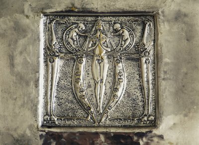نقش بارز ، تفاصيل زخرفة الموقد ، غرفة نوم من تصميم Charles Rennie Mackintosh ، المملكة المتحدة ، القرن العشرين بواسطة تشارلز ريني ماكينتوش