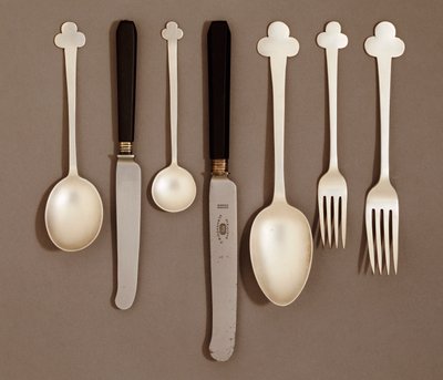 خدمة الطاولة المطلية بالكهرباء ، لشركة E. Bingham & Co. ، حوالي 1906 بواسطة تشارلز ريني ماكينتوش