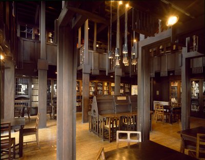 Interior view of the reading room of the School of Fine Arts designed by architect Charles Rennie Mackintosh (1868-1928) بواسطة تشارلز ريني ماكينتوش