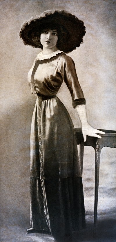 صورة لإميلي بوشود، عند خصر الدبابير القطبية، حوالي عام 1909 (صورة بالأبيض والأسود) بواسطة تشارلز ريوتلينجر
